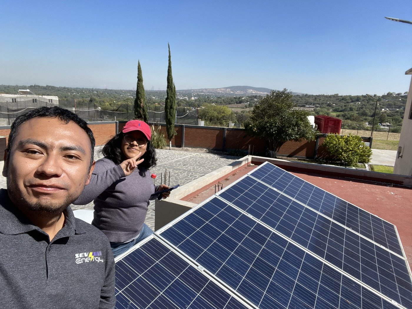 Miguel Ángel Chacón Alamo en campo, durante una instalación solar